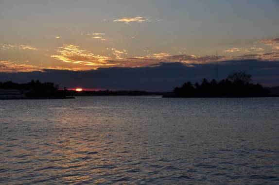O sol aparece um pouco antes de se pôr, visto da ilha de Flores, na Guatemala
